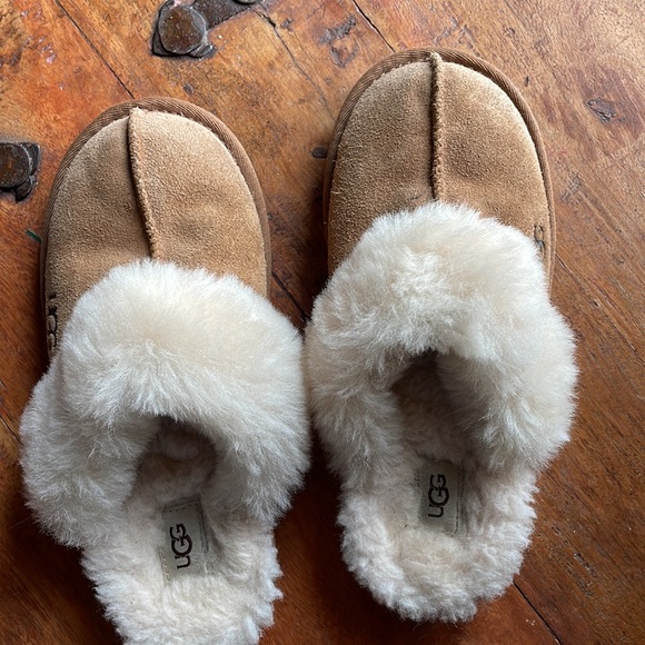 UGG slippers, great condition, my daughter wore these only a few times. Size 3 - Picture 3 of 7